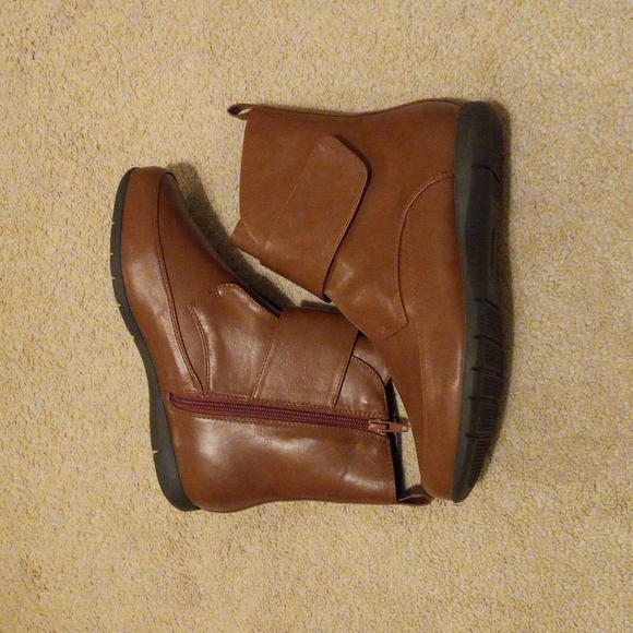NWOT Booties (9.5 WW) - Picture 5 of 10